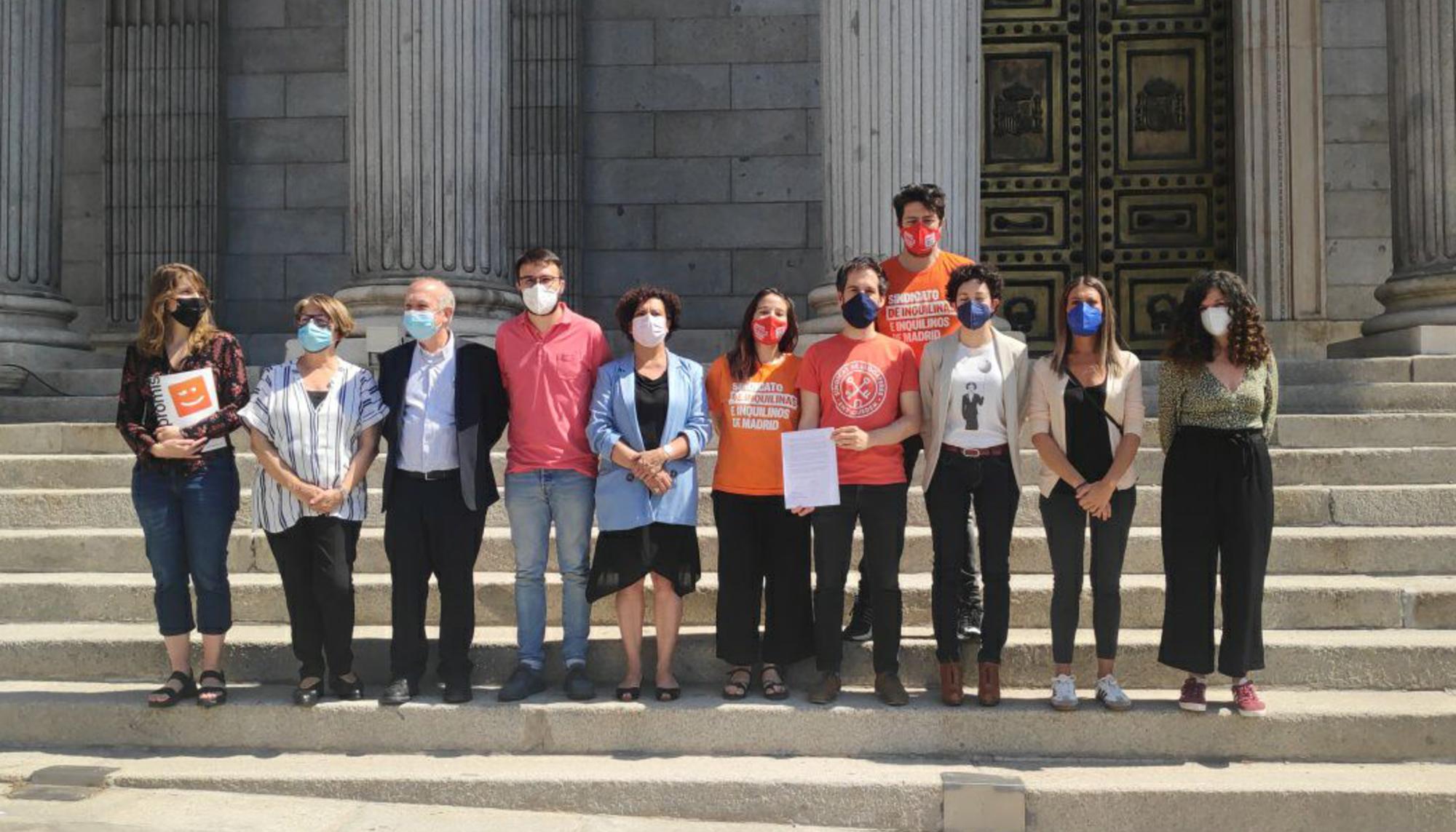 Rueda de prensa frente al Congreso de los sindicatos de inquilinos junto con diputados de Unidas Podemos, ERC, Compromís, CUP y EH Bildu.